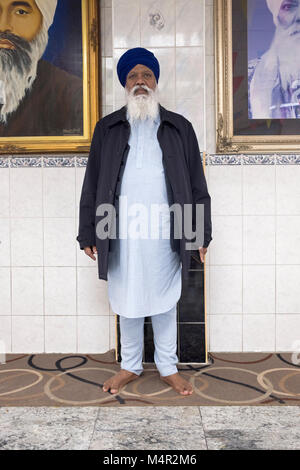 Portrait eines älteren indischen Sikh Mann in einem Turban in der Baba Makhan Shah Lobana Sikh Center auf 101 Avenue in Richmond Hill, Queens, New York Ci Stockfoto