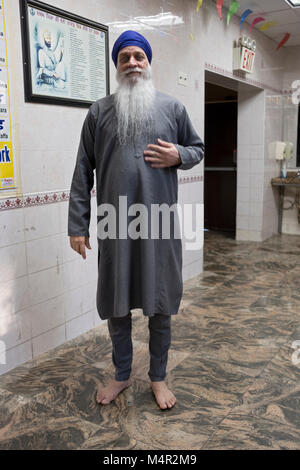 Portrait eines älteren indischen Sikh Mann an der Baba Makhan Shah Lobana Sikh Center auf 101 Avenue in Richmond Hill, Queens, New York Ci Stockfoto