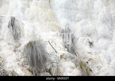 Kalksteinformationen an den heißen Quellen der Bagni di San Filippo in der Toskana, Italien, der an einem sonnigen Tag. Stockfoto