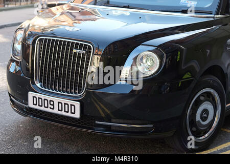 Die schwarzen Londoner cab hat grüne gegangen als neue elektrische Taxi Harrods in Knightsbridge wartet die Passagiere auf den Straßen der Hauptstadt zu nehmen. Stockfoto