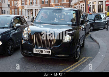 Die schwarzen Londoner cab hat grüne gegangen als neue elektrische Taxi Harrods in Knightsbridge wartet die Passagiere auf den Straßen der Hauptstadt zu nehmen. Stockfoto