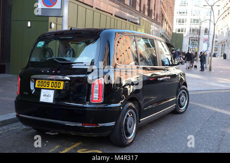 Die schwarzen Londoner cab hat grüne gegangen als neue elektrische Taxi Harrods in Knightsbridge wartet die Passagiere auf den Straßen der Hauptstadt zu nehmen. Stockfoto