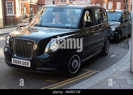 Die schwarzen Londoner cab hat grüne gegangen als neue elektrische Taxi Harrods in Knightsbridge wartet die Passagiere auf den Straßen der Hauptstadt zu nehmen. Stockfoto