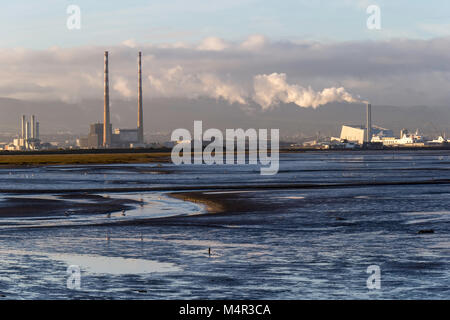 Industrielle Skyline der Stadt Dublin in Dublin Bay mit dem Verbrennungsofen und Poolbeg der Schornstein in der Ansicht Stockfoto