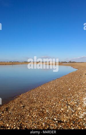 Helle Winter Sonnenschein und blauer Himmel bei Shingle Street in der Nähe von Woodbridge, Suffolk, Großbritannien. Stockfoto