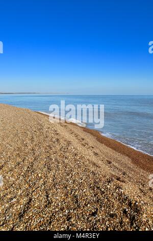 Helle Winter Sonnenschein und blauer Himmel bei Shingle Street in der Nähe von Woodbridge, Suffolk, Großbritannien. Stockfoto