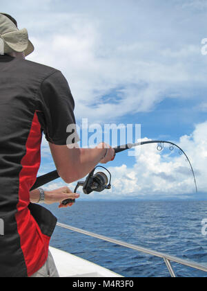 Big game Angeln, Hochseefischen, Fischer in einem Boot Kampf gegen einen Fisch Stockfoto