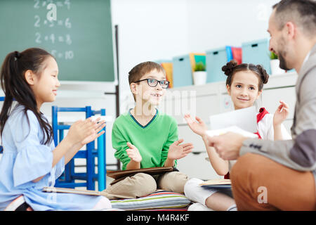 Kinder Händeklatschen Stockfoto