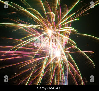 Buntes Feuerwerk geschossen nebeneinander auf einem dunklen schwarzen Himmel auf einem Festival Stockfoto