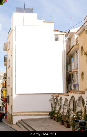 Mock up. Große leere Plakatwand im Freien, Außenwerbung, öffentliche Informationen Brett an der Wand. Stockfoto