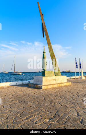 PYTHAGORION, SAMOS - Sept 18, 2015: Statue in Pythagorion Port bei Sonnenuntergang, Insel Samos, Griechenland. Stockfoto