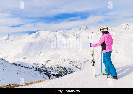 HOCHGURGL - Skigebiet Obergurgl, Österreich - Jan 28, 2018: Junge Frau Skifahrer am wunderschönen Bergpanorama im Winter suchen, Hochgurgl-Obergurgl s Stockfoto