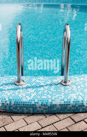 Schwimmbad mit Treppe und schönen entspannenden blauen Wasser, wellige Wasseroberfläche, hohe Auflösung Stockfoto