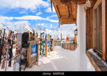 Skigebiet Obergurgl, Österreich - Jan 28, 2018: Himmel in Regalen in Berghütte Restaurant im Skigebiet Hochgurgl-Obergurgl, Tirol, Österreich. Stockfoto