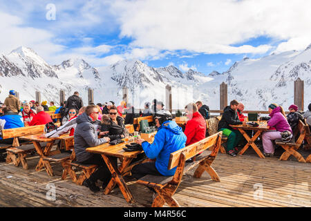 Skigebiet Obergurgl, Österreich - Jan 28, 2018: Skifahrer Speisen in Berghütte Restaurant im Skigebiet Obergurgl, Tirol, Österreich. Stockfoto