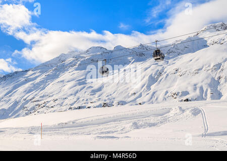 Zwei Gondel Autos in Obergurgl-Hochgurgl Mountain Ski Area während der schönen, sonnigen Wintertag, Österreich Stockfoto