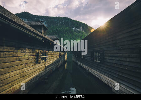 Wunderschöne Aussicht auf traditionellen hölzernen Bootes Haus am Ufer des berühmten See Königsse im Nationalpark Berchtesgadener Land bei Sonnenuntergang, Bayern, Deutschland Stockfoto