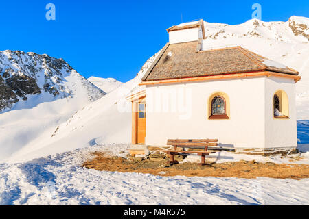 Kleine Kapelle in der Nähe der Skipiste in Sölden Skigebiet am sonnigen Wintertag, Tirol, Österreich Stockfoto