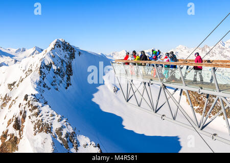 Skigebiet Sölden, Österreich - Jan 29, 2018: Skifahrer in den Bergen von Plattform in Sölden Skigebiet am schönen, sonnigen Wintertag, Tirol, Österreich. Stockfoto