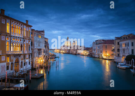 Klassische Ansicht der berühmten Canal Grande mit historischen Basilika di Santa Maria della Salute im Hintergrund in der Dämmerung, Venedig, Italien Stockfoto