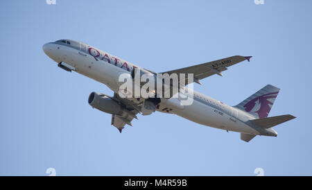 Qatar Airways Airbus A320 A7-Abfahrt Flughafen London-Heathrow LHR Stockfoto