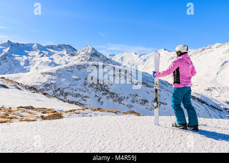 Junge Frau Skifahrer am wunderschönen Bergpanorama im Winter suchen, Skigebiet Obergurgl-Hochgurgl, Österreich Stockfoto