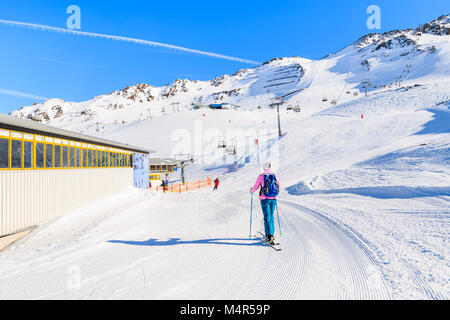 HOCHGURGL - Skigebiet Obergurgl, Österreich - 30.01.2018: Skifahrer zu Fuß bis Station im Winter Sessellift, hochgurgl-obergurgl Mountain Resort, Aus Stockfoto