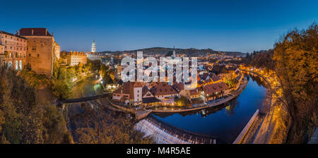 Panoramablick auf die historische Stadt Krumau mit dem berühmten Schloss Cesky Krumlov, UNESCO-Weltkulturerbe seit 1992, und Moldau n Bea Stockfoto