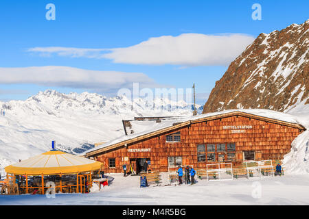 HOCHGURGL - Skigebiet Obergurgl, Österreich - Jan 31, 2018: Blick auf Berghütte Restaurant im Skigebiet Obergurgl an sonnigen Wintertag, Tirol, Österreich. Stockfoto