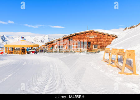 HOCHGURGL - Skigebiet Obergurgl, Österreich - Jan 31, 2018: Blick auf Berghütte Restaurant im Skigebiet Obergurgl an sonnigen Wintertag, Tirol, Österreich. Stockfoto