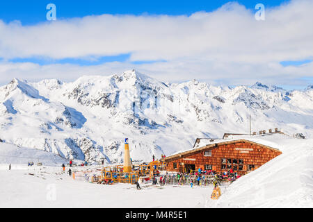 HOCHGURGL - Skigebiet Obergurgl, Österreich - Jan 31, 2018: Blick auf Berghütte Restaurant im Skigebiet Obergurgl an sonnigen Wintertag, Tirol, Österreich. Stockfoto