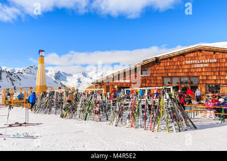 HOCHGURGL - Skigebiet Obergurgl, Österreich - Jan 31, 2018: Blick auf Berghütte Restaurant im Skigebiet Obergurgl an sonnigen Wintertag, Tirol, Österreich. Stockfoto