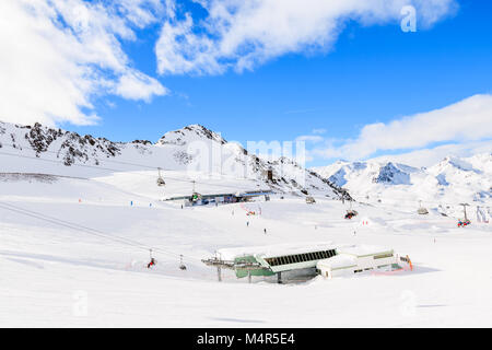 HOCHGURGL - Skigebiet Obergurgl, Österreich - Jan 31, 2018: Schöne Pisten- und Sessellift Station in den Bergen im Winter in Hochgurgl-Obergurgl s Stockfoto