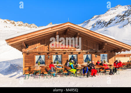 Skigebiet Obergurgl, Österreich - Jan 31, 2018: Skifahrer Speisen in Berghütte Restaurant im Skigebiet Obergurgl, Tirol, Österreich. Stockfoto