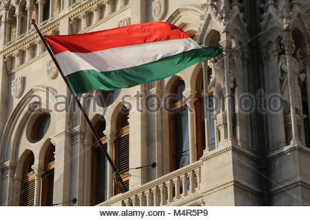 Die ungarische Flagge aufhängen in goldenen Nachmittag Licht wie die allgemeine Wahl appraches. Es wird am 8. April 2018 abgehalten werden. Stockfoto