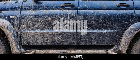 Seitenansicht der dreckigen Auto Stockfoto