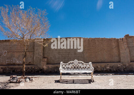 Anden auf der Straße in Richtung norden entlang EISENBAHN IN DEN WOLKEN zu den Salinas Grandes Salt Flats in der Provinz Jujuy, Argentinien. Stockfoto