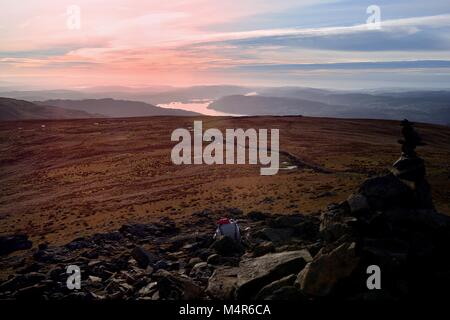 Rosa Abend Himmel über Windermere Stockfoto