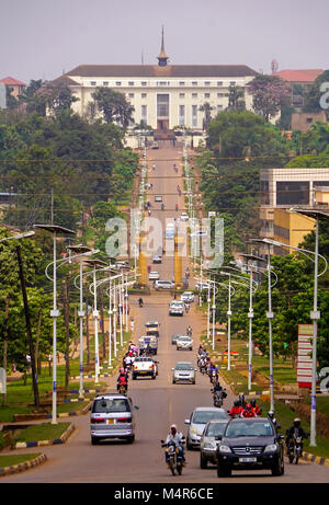 Die Royal Mile, die buganda Parlament Gebäude (oben) aus dem Kabaka Palace in Kampala, Uganda. Stockfoto
