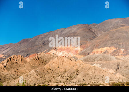 Anden auf der Straße in Richtung norden entlang EISENBAHN IN DEN WOLKEN zu den Salinas Grandes Salt Flats in der Provinz Jujuy, Argentinien. Stockfoto