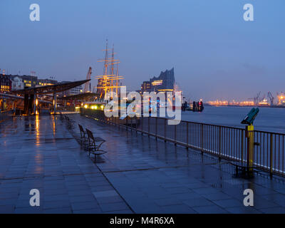 Hamburg, Deutschland - 04 April, 2016: Einsame Hamburger Hafen bei regnerischen Tag in den Abend mit der Elbphilharmonie und Museumsschiff Rickmer Rickmers. Stockfoto