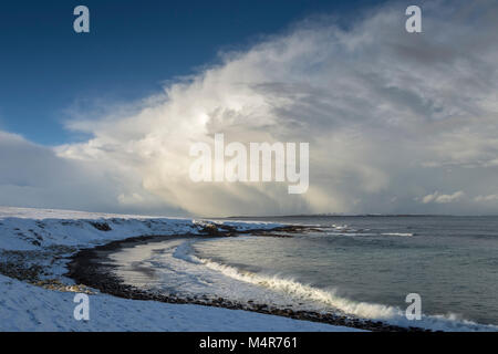 Riesige cumulonimbus Cloud über die Pentland Firth, aus der Ness von Duncansby, zwischen John O'Groats und Duncansby Head, Caithness, Schottland, Großbritannien. Stockfoto