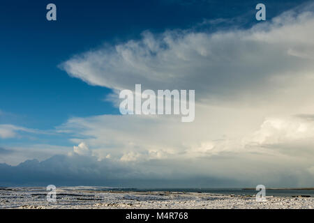 Riesige cumulonimbus Cloud über die Pentland Firth, von Duncansby Head, Caithness, Schottland, Großbritannien. John O'Groats und die Insel Stroma rechts unten. Stockfoto