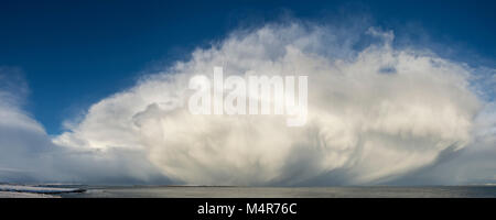 Riesige cumulonimbus Cloud über die Pentland Firth, aus der Nähe der Ness von Duncansby, Caithness, Schottland, Großbritannien. Die Insel Stroma direkt links neben der Mitte. Stockfoto