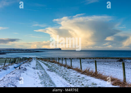 Cumulonimbus Wolke über Dunnet Head und den Pentland Firth, von Long Goe Farm, in der Nähe des Dorfes Mey, Caithness, Schottland, Großbritannien Stockfoto