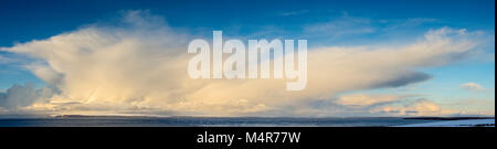 Cumulonimbus Cloud über der Insel Hoy, Orkney Isles, über die Pentland Firth, aus der Nähe von Mey, Caithness, Schottland, Großbritannien. Stockfoto