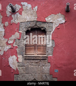 Spanischen Kolonialstil Holz- Shutter Fenster auf dem Verwitterten rote Fassade in Las Palmas de Gran Canaria, Spanien Stockfoto