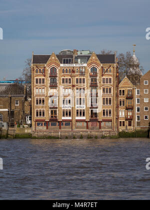 Im 19. Jahrhundert Oliver's Wharf behandelt allgemeine Fracht, insbesondere Tee. Es war in teure Wohnungen in 1972 umgewandelt Stockfoto