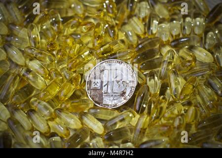 Digitale Währung physisches Metall litecoin Münze und gelb Drogen. Medizinische cryptocurency litecoin Konzept. Stockfoto