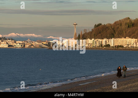 Paar auf Alki Beach im Winter, Seattle, Washington Stockfoto